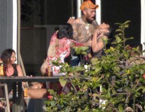 Chris Brown 300x232 - VEJA FOTOS: Cantor é flagrado enforcando mulher durante festa