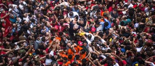 23 - NOS BRAÇOS DO POVO: Após discurso Lula é carregado por militantes e passa mal  - VEJA VÍDEO