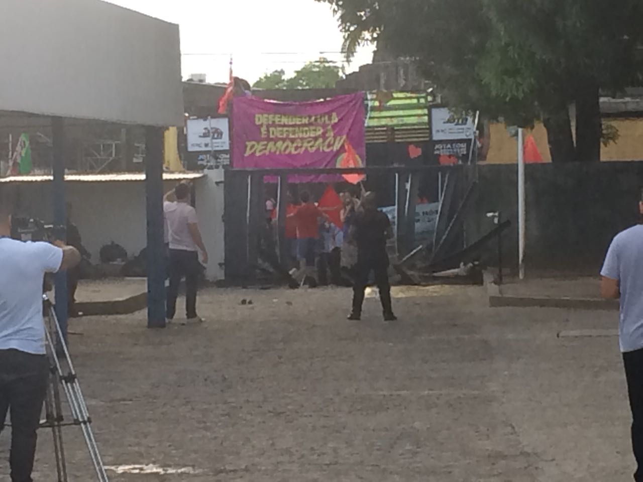 WhatsApp Image 2018 04 06 at 18.47.35 - URGENTE: Militantes destroem portão e quebram janelas da TV Cabo Branco; VEJA FOTOS