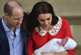 Kate e William deixam maternidade com novo bebê