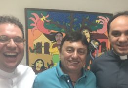 GUERRA DE BATINAS – Radialista denuncia que Padre Nilson teria impedido TV Arapuan de transmitir Missa fenômeno em São Mamede -VEJA VÍDEO