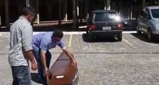 corpo - ACIDENTE MÓRBIDO: caixão cai de carro em alta velocidade dentro da UFPB - VEJA VÍDEO