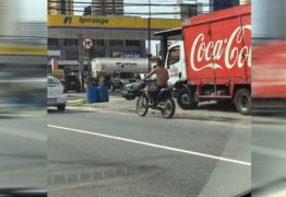 Homem com tornozeleira eletrônica é flagrado conduzindo moto, sem capacete e fazendo contramão em João Pessoa