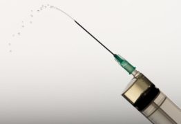 Por que só no Brasil a vacina BCG deixa marca no braço?