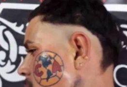 DEMONSTRANDO SEU AMOR: torcedor tatua escudo do time no lado esquerdo do rosto