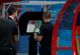 Presidente da Fifa diz que árbitro de vídeo está limpando o futebol