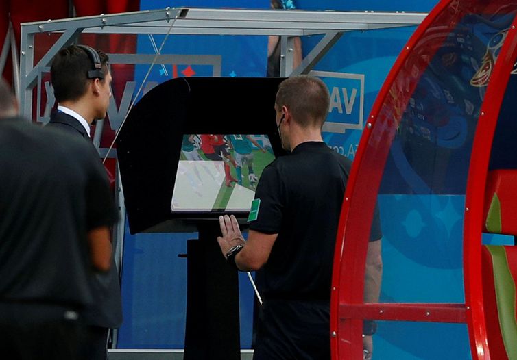 john sibley reuters - Presidente da Fifa diz que árbitro de vídeo está limpando o futebol