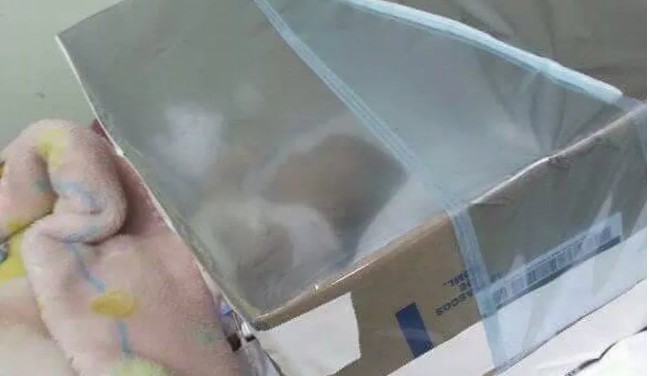 papelao - Sem UTI, bebê é atendida em leito improvisado com caixa de papelão