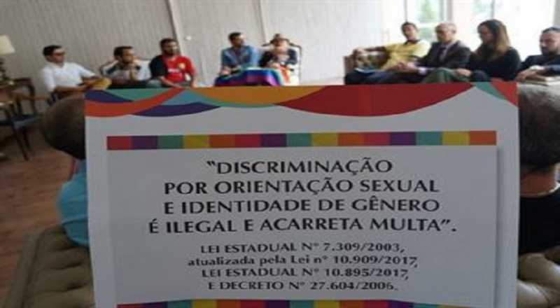 t 3 - Estado vai à Justiça para garantir fixação de placa contra homofobia