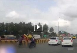 VEJA VÍDEO: Após grave acidente, pais caem no asfalto e bebê ‘dirige’ moto sozinho