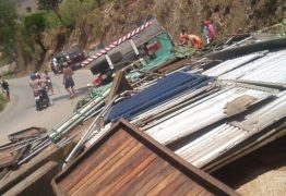 Caminhão transportando camarotes para Festa da Luz tomba e capota na serra de Pilões; duas pessoas morrem