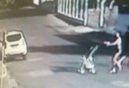Mãe joga carrinho de bebê contra calçada e criança cai no chão – VEJA VÍDEO
