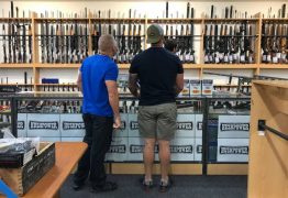 Neozelandeses entregam voluntariamente suas armas após massacre