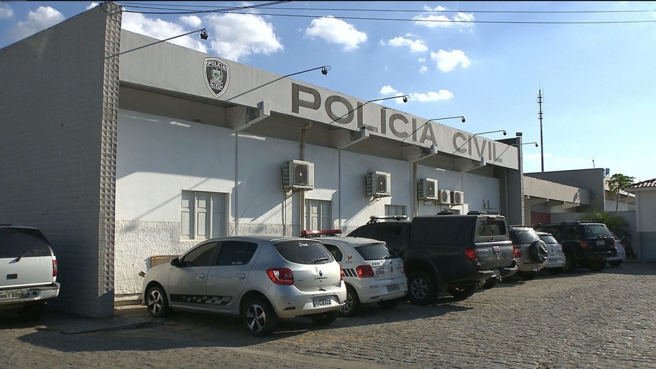 central de policia civil campina grande 2 - Adolescente é apreendido e homem é preso suspeitos de tráfico de drogas, em Campina Grande