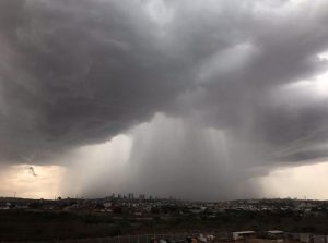 chuva em cg 300x223 - Campina Grande tem mais chuva em um dia que o esperado para janeiro; famílias ficam desalojadas