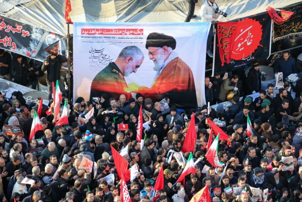 funeral 1024x683 - Ali Khamenei lidera multidão em homenagem a general iraniano em Teerã, no Irã