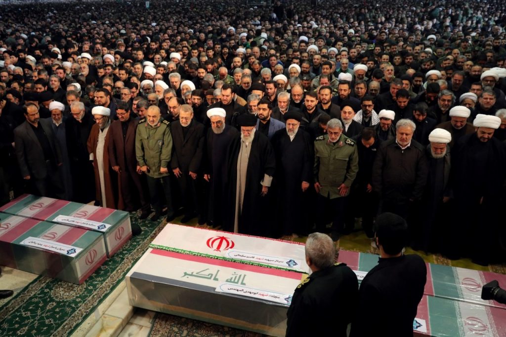 reuters aiatola khamenei 1024x683 - Ali Khamenei lidera multidão em homenagem a general iraniano em Teerã, no Irã