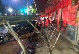 INUSITADO: Motorista destrói ponto de ônibus e sai de carro só de calcinha