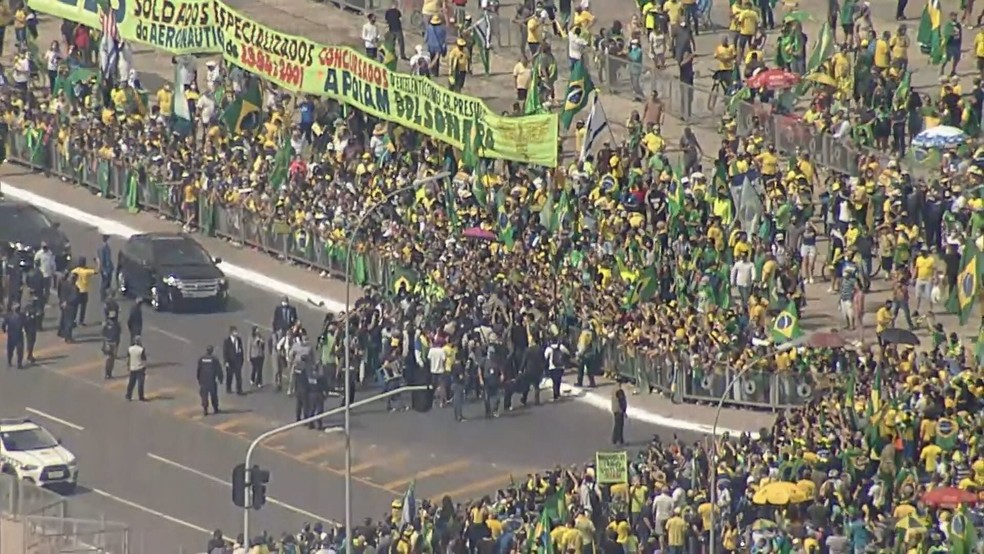 protesto brasilia bolsonaro 24 52020 - EM MEIO A PANDEMIA: de helicóptero, Bolsonaro sobrevoa ato de apoio e participa de aglomeração - VEJA VÍDEO