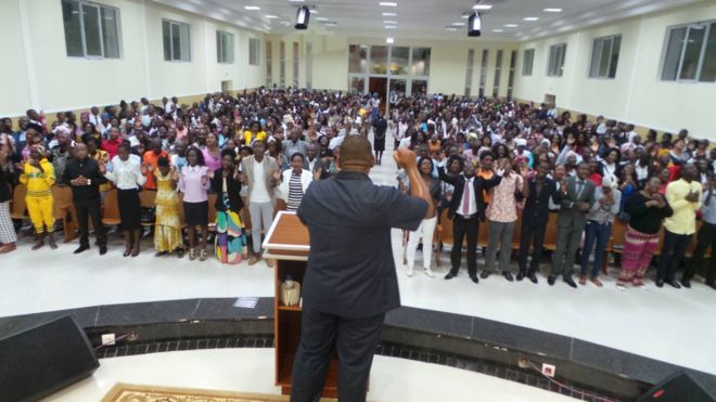 IURD Angola - Pastores da Universal de Angola rompem com Edir Macedo e tomam controle de igrejas