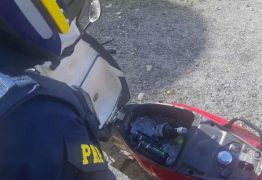 PRF flagra motoqueiro embriagado usaando compartimento da moto como cooler