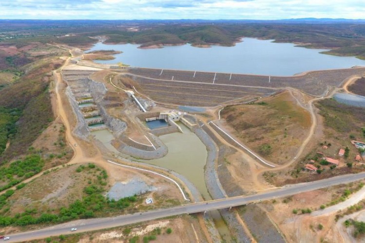 1 barragem rompe ceara jati 1 13330350 - Tubulação de barragem que recebe água da transposição se rompe no Ceará - VEJA VÍDEO