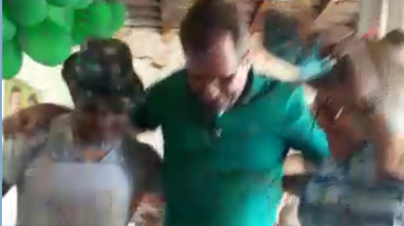 Capturar 11 - Fábio Tyrone em festa: sem máscara, prefeito de Sousa abraça e dança com populares ao som de seu jingle eleitoral - VEJA VÍDEO
