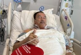Arnold Schwarzenegger tranquiliza fãs após cirurgia no coração