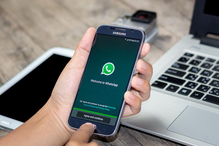 mao digitando celular smartphone aplicativo whatsapp - WhatsApp travando? Veja como fazer uma limpeza nos seus grupos e conversas