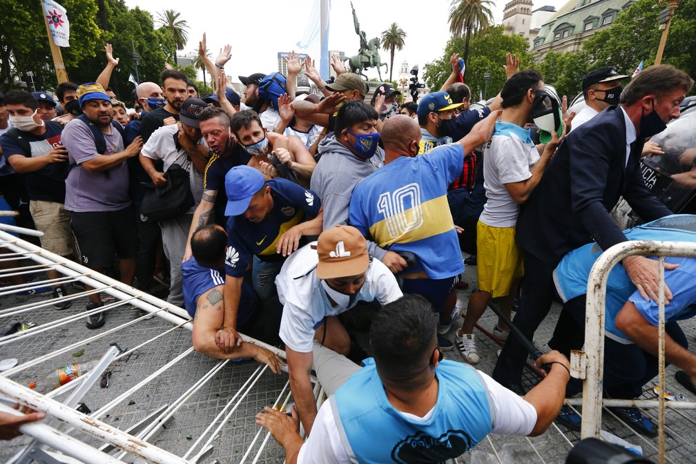 1 maradona 2 - Maradona é velado por multidão na Casa Rosada, em Buenos Aires