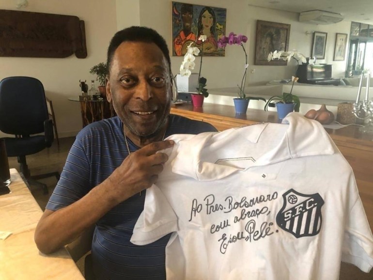 Pelé Bolsonaro - Pelé faz dedicatória em camisa do Santos para Bolsonaro