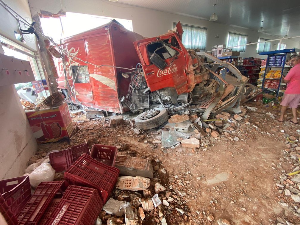 acidente juruaia 1  - Imagens mostram caminhão sem freio que invadiu supermercado e deixou sete feridos