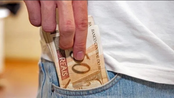 dinheiro bolso - CRIME ELEITORAL: eleitor do município de Itapororoca oferece dinheiro ao mesário para votar duas vezes; confira