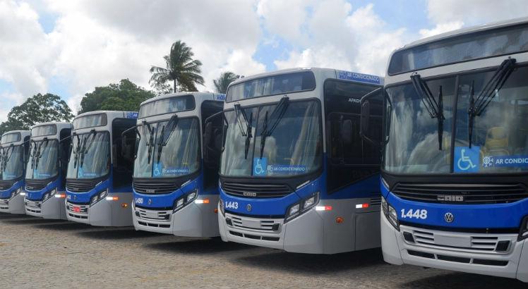 nibus recife - Motoristas de ônibus fazem greve em capital contra acúmulo de função