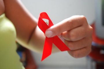 dezembro vermelho 360x240 - Casos de sífilis e de HIV/aids aumentam entre homens jovens