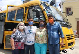 Prefeita Márcia Lucena entrega dois ônibus adquiridos com recursos próprios, para o transporte escolar
