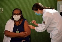 Primeira brasileira vacinada contra a Covid é vítima de ataques racistas nas redes: “Me atacaram sem me conhecer”