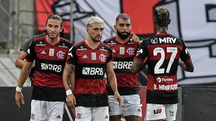 jogadores do flamengo comemoram gol de gabigol sobre o vasco da gama 1612487978554 v2 900x506 - Flamengo não joga bem, mas vence na última rodada da fase de grupos da Libertadores