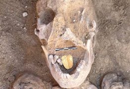 Arqueólogos encontram múmia com “língua” de ouro no Egito
