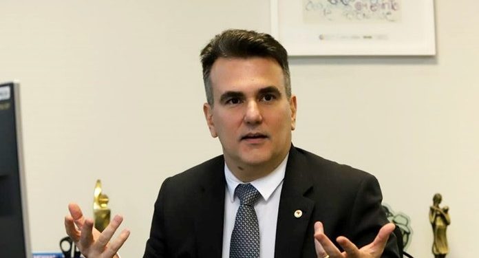 sergio queiroz 696x375 1 - 'VOCÊ NÃO PASSA DE UM PÚSTULA': em pregação, pastor Sérgio Queiroz condena 'conservadores de araque' e seletivos; VEJA VÍDEO