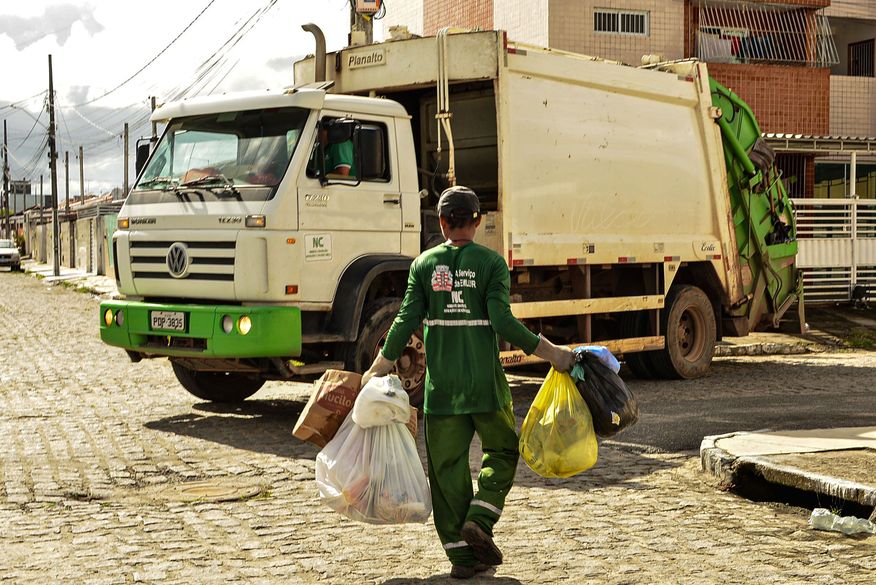 coleta de lixo emlur - Após trabalhadores entrarem em greve, Emlur aciona MPT para garantir direitos trabalhistas dos agentes de limpeza