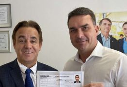 Em foto com presidente do Patriota, Flávio Bolsonaro expõe seus dados pessoais