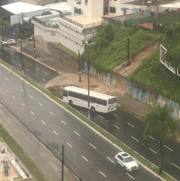 WhatsApp Image 2021 05 13 at 10.47.49 1 - Chuvas causam transtorno para moradores e motoristas em João Pessoa - VEJA IMAGENS E VÍDEOS