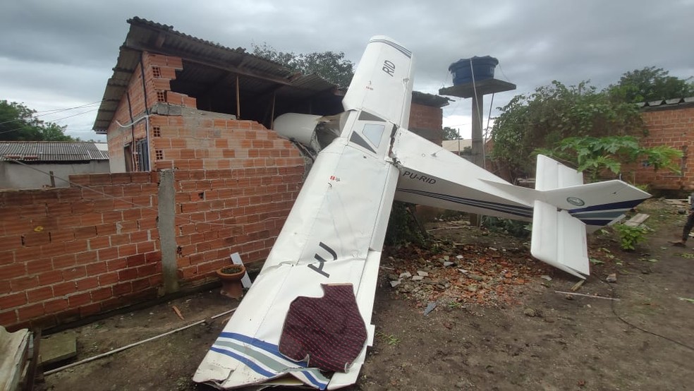 acidente aviao - Avião de pequeno porte cai sobre casa e piloto de 77 anos sobrevive sem ferimentos graves, diz PM