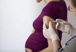 Após tomar vacina da Astrazeneca, gestante perde o bebê em João Pessoa, saúde investiga se o imunizante e o aborto estão relacionados
