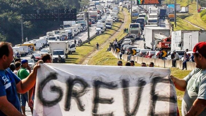 grev - Caminhoneiros iniciam greve indeterminada a partir de 25 de julho, contra o aumento nos preços dos combustíveis praticados pela Petrobras