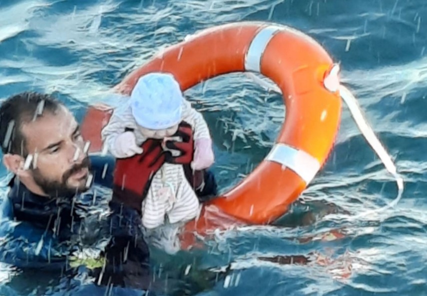 gv - “Estava gelado, frio, não se mexia”, diz guarda-civil de Ceuta que resgatou o bebê no mar