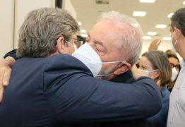 APOIO À VISTA?: João Azevêdo recebe Lula com um forte abraço e conversam sobre eleições de 2022