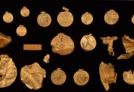 Caçador de tesouro calouro acha medalhões de ouro de 1.500 anos