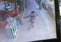 Mulher derruba desconhecida com o bumbum em rua; VEJA VÍDEO